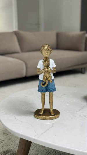 ESCULTURA MENINO COM GATO
